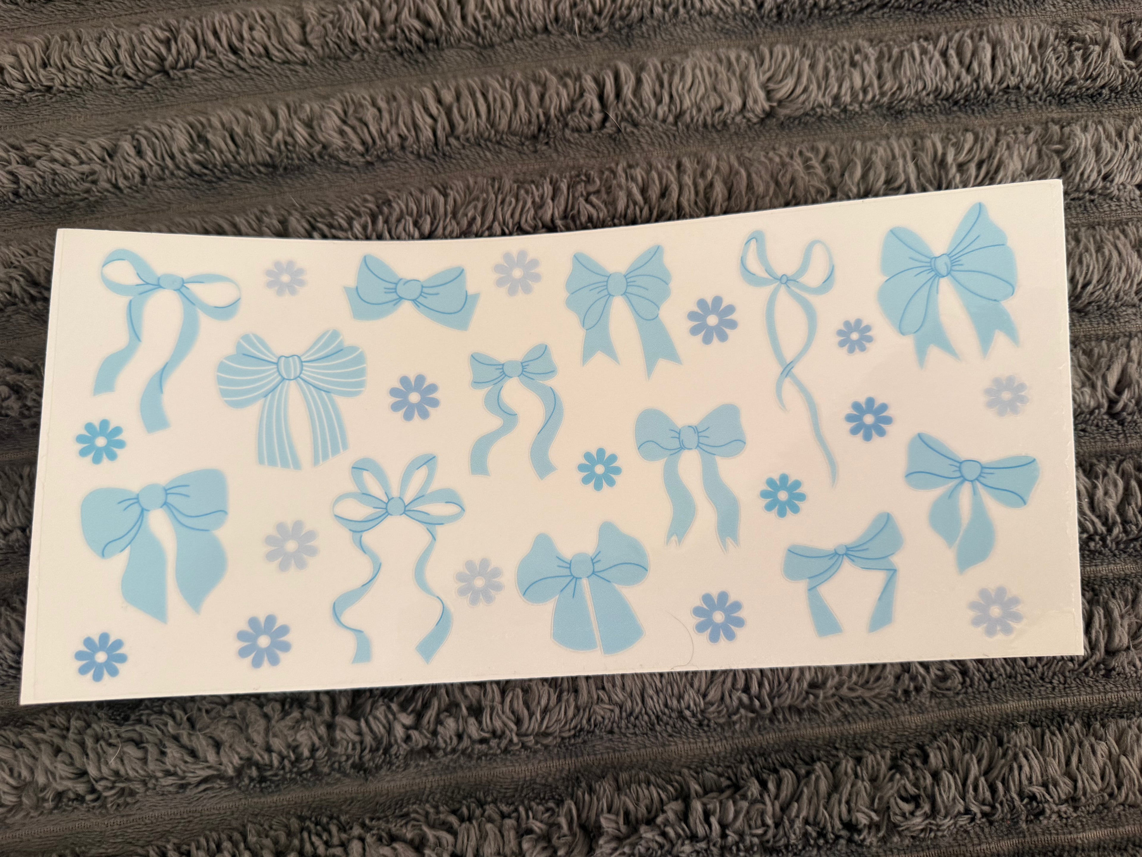 blue bow / flower